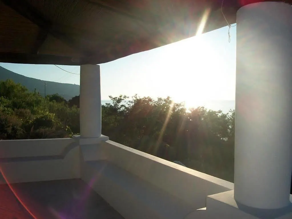 Salinarelais Rooms&Suite Malfa  Bed & Breakfast